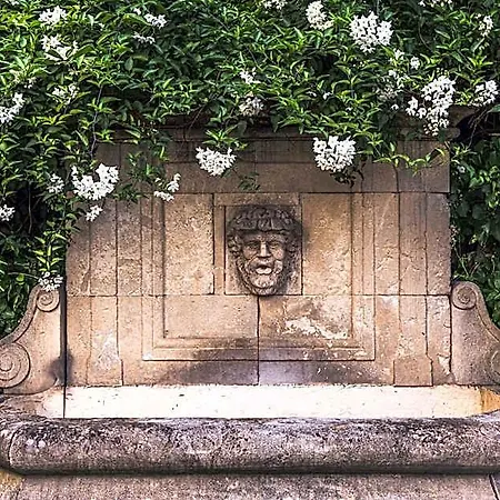 Les Jardins De La Fontaine Couette-café 4*