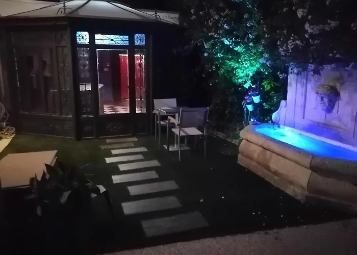 Bed and Breakfast Les Jardins De La Fontaine 4*