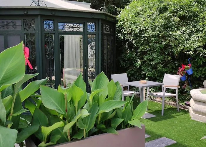 Bed and Breakfast Les Jardins De La Fontaine 4*