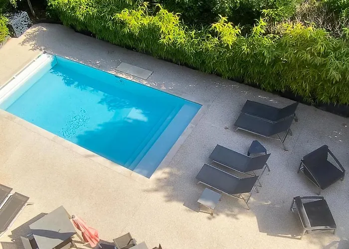 Les Jardins De La Fontaine Bed and Breakfast 4*